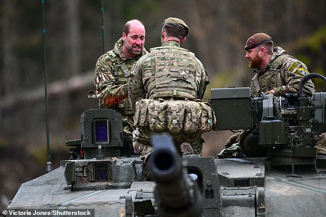 El príncipe, que ha servido en el ejército mismo, estaba de buen humor mientras conversaba con los soldados