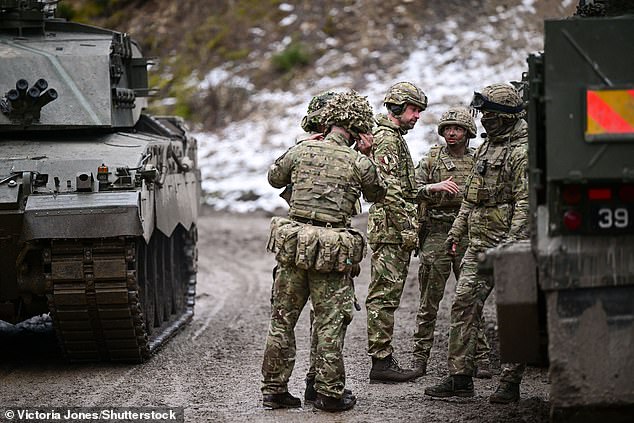 William conversa con soldados después de su viaje de tanque