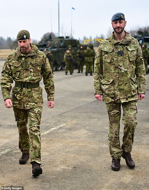 William se reunió con las tropas estonianas y británicas durante la visita oficial