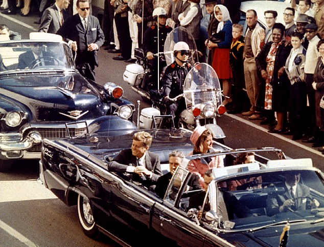 El presidente John F Kennedy momentos antes de ser asesinado durante una caravana a través de Dallas el 22 de noviembre de 1963