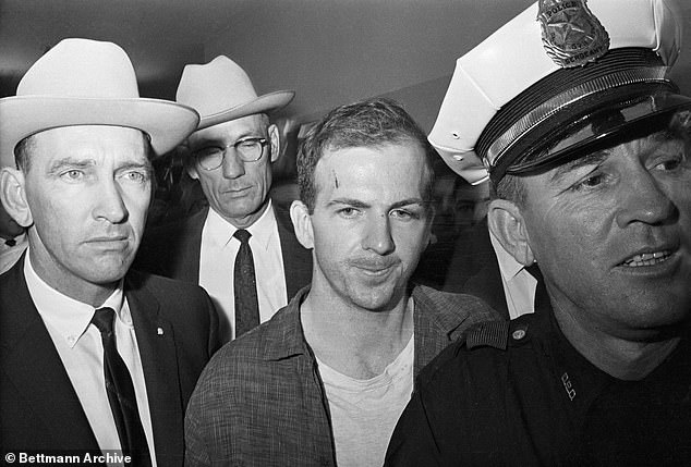 Lee Harvey Oswald se muestra después de su arresto aquí el 22 de noviembre de 1963. Kilgallen no creía que actuara solo