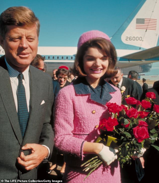 Kilgallen era amigo de JFK (en la foto con Jackie Kennedy el día de su asesinato) e interrogó la línea oficial sobre su muerte