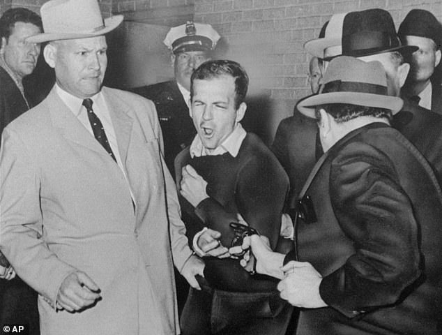 Oswald reacciona cuando Jack Ruby dispara su revólver de calibre Cobra calibre .38 en el rango en blanco