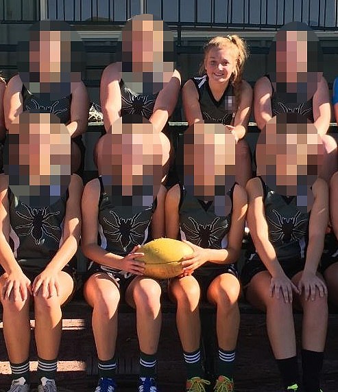 Jugó en el equipo de la AFL de la escuela y luego se unió a un equipo de la liga de rugby femenino en Mudgee