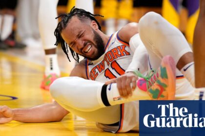 Jalen Brunson de New York Knicks para perder el tiempo después de rodar el tobillo en derrota ante los Lakers