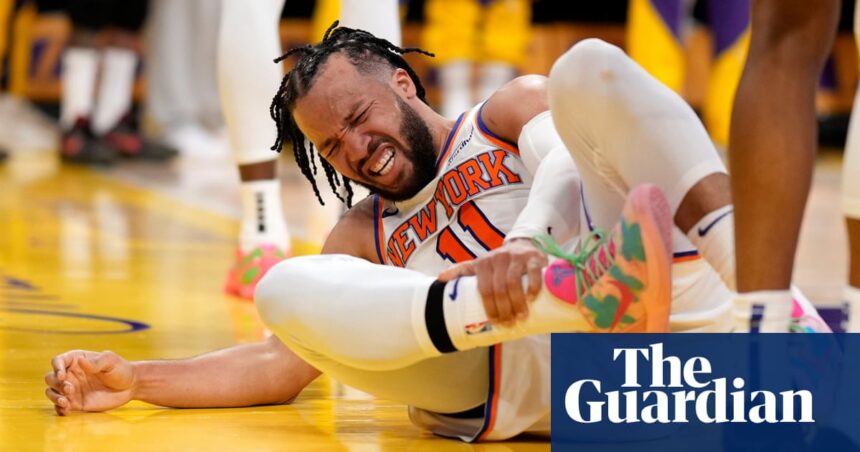 Jalen Brunson de New York Knicks para perder el tiempo después de rodar el tobillo en derrota ante los Lakers