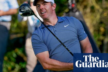 Rory McIlroy responde a la llamada después de un lugar de interferencia de teléfono móvil