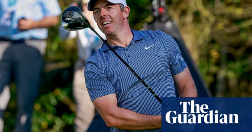 Rory McIlroy responde a la llamada después de un lugar de interferencia de teléfono móvil