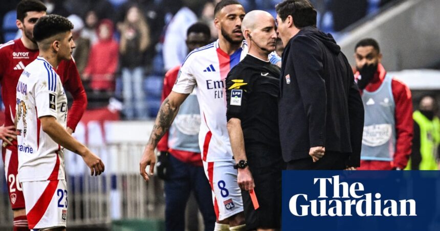 El entrenador en jefe de Lyon, Paulo Fonseca, entregó la prohibición de nueve meses para confrontar al árbitro