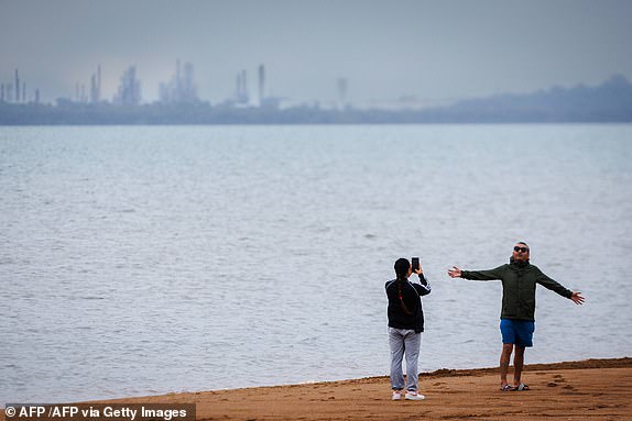 Un hombre posa en la playa en Wellington Point en Brisbane el 5 de marzo de 2025. El ciclón tropical Alfred se desvió hacia la costa oriental densamente poblada de Australia el 5 de marzo, provocando advertencias de emergencia, cerrando cientos de escuelas y amenazando con inundar miles de hogares. (Foto de Patrick Hamilton /AFP) (Foto de Patrick Hamilton /AFP /AFP a través de Getty Images)