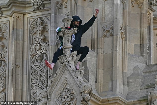 Barefoot Protester todavia esta en Big Ben despues de detener