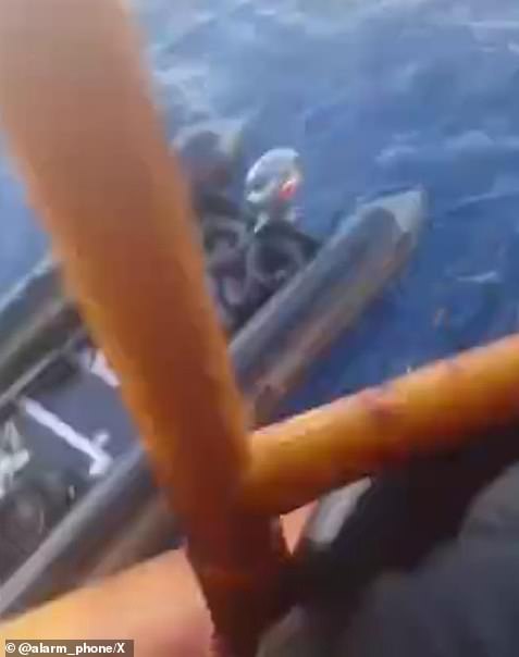 La nave migrante se ve flotando junto a la plataforma petrolera en esta imagen tomada por un migrante y compartido con el teléfono de la alarma Med