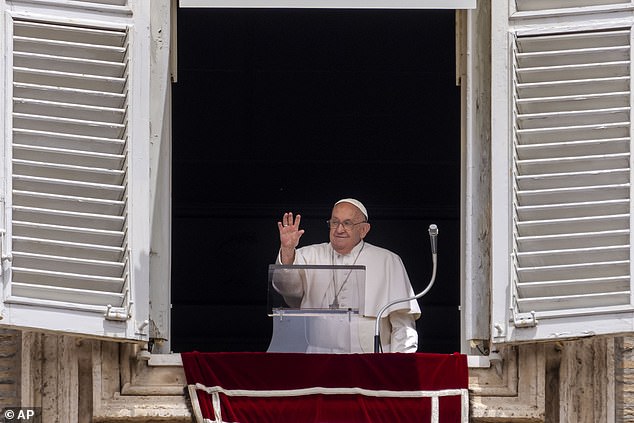 El 'Angelus' se emite tradicionalmente desde una ventana con vistas a la Plaza de San Pedro en el Vaticano todos los domingos. Foto: el Papa Francisco el 9 de junio de 2024, saludando a los fieles y los peregrinos que se han reunido para la bendición tradicional del domingo al final de la oración de Angelus