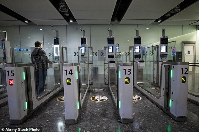 Los turistas que regresan pronto podrán omitir largas colas de pasaporte en medio de planes de usar tecnología de reconocimiento facial para escanearlos sin detenerlos. Foto: foto de archivo