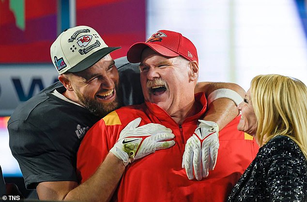 El entrenador en jefe de los Jefes Andy Reid rompe