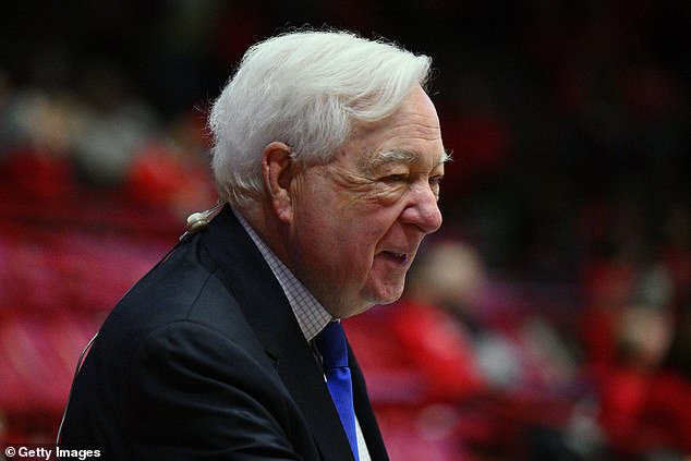 El locutor de baloncesto universitario Bill Raftery envia a los