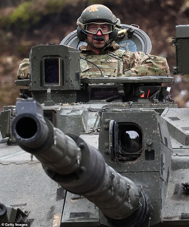 El príncipe William monta un tanque de batalla Challenger 2 durante una ceremonia de entrega en Tapa Camp en Estonia