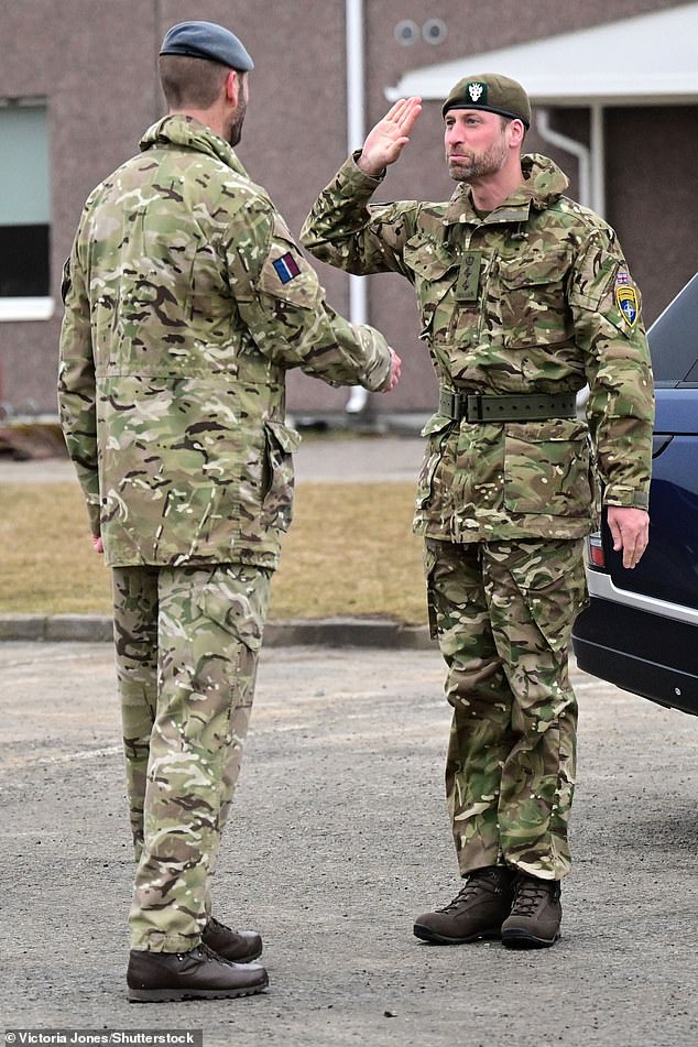 El duque está visitando el campamento de tapa para conocer a los soldados estonios en la base para agradecerles por su apoyo.