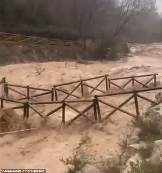 El agua que se ejecuta rápidamente se apresura a través del Salto del usuario de Bullas, Murcia, después de que el área registró una lluvia de 200 litros por metro cuadrado, lo que provocó la inundación del río Mula