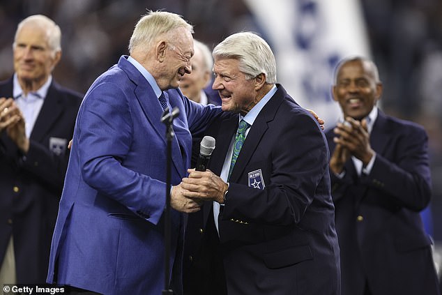 Jerry Jones paga homenaje emocional a Jimmy Johnson despues de