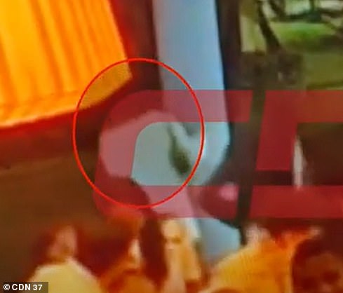 CDN Television obtuvo un video de vigilancia que mostraba a Sudiksha Konanki vomitando afuera de un bar en el Hotel Riu Republica la madrugada del 6 de marzo antes de ir a la playa al lado del resort y desapareció