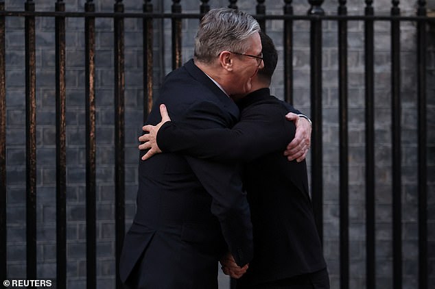 Se ve a Zelensky llegando a Downing Street para hablar con PM Keir Starmer