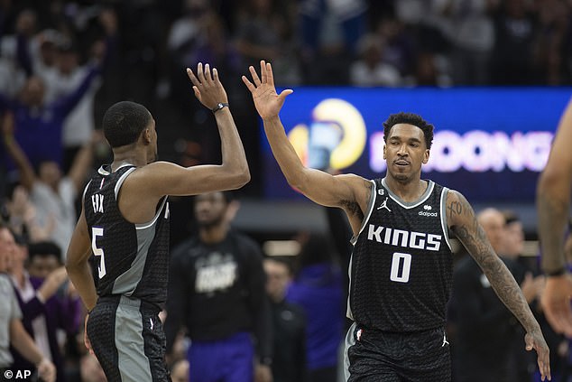 Fox y Malik Monk eran compañeros de equipo en Sacramento y también jugaron juntos en la universidad