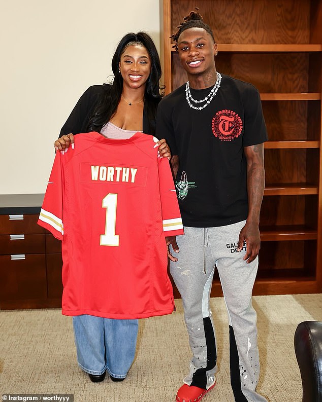 Worthy es fotografiado junto a su madre Nicky Jones después de ser reclutado por los jefes