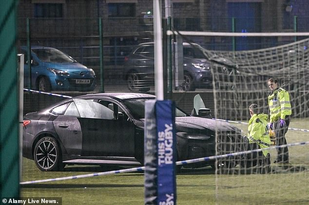 La policía investiga después de que un automóvil se estrelló en una cerca en Kendal Rugby Union Football Club