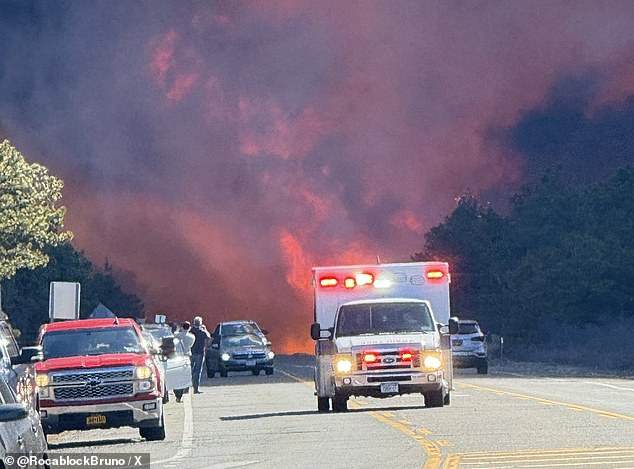 Se están realizando esfuerzos masivos de respuesta a emergencias ya que los expertos dicen que las condiciones climáticas del sábado pueden haber contribuido a la gravedad del incendio