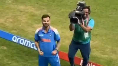 MIRAR La expresion de Million Dollar de Virat Kohli mirando