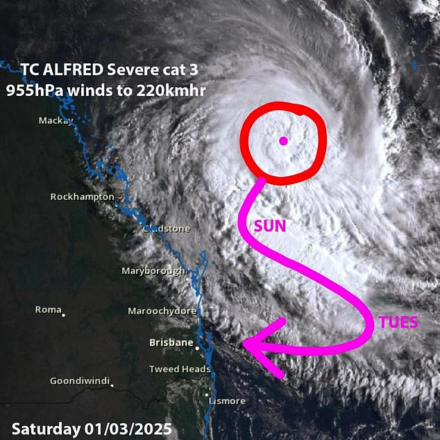 El ciclón se dirige a Brisbane el jueves, ya que cierra a tierra y crea estragos en el sureste de Queensland y el noreste de NSW. Imagen: Higgins Storm Chasers