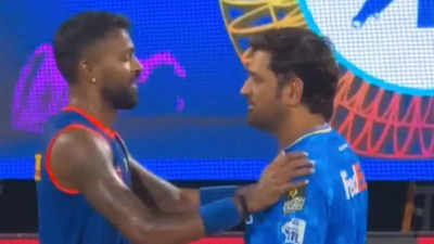 Mira MS Dhoni Hardik Pandya Los apretados abrazos roban el