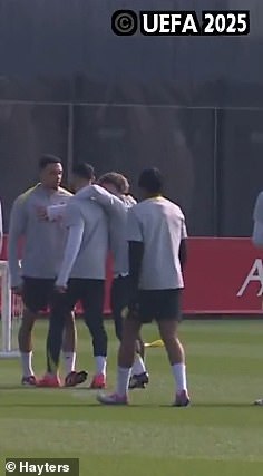 Mo Salah tiene que separarse de Trent Alexander Arnold en el