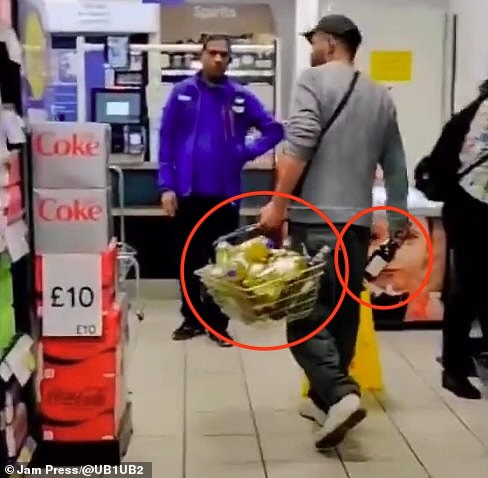 Moment Brazen Shoplifter esta atrapado en un video que sale