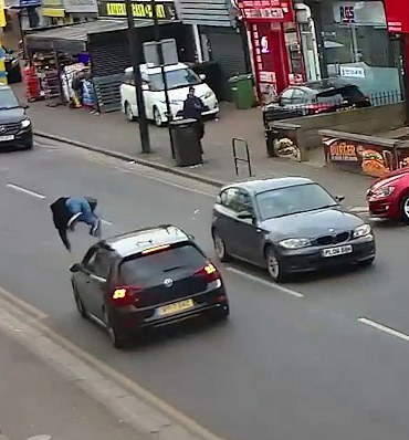 Se puede ver al peatón volando al aire y girando 180 grados mientras el auto lo golpea