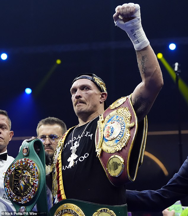 Oleksandr Usyk ordeno defender sus cinturones de peso pesado contra