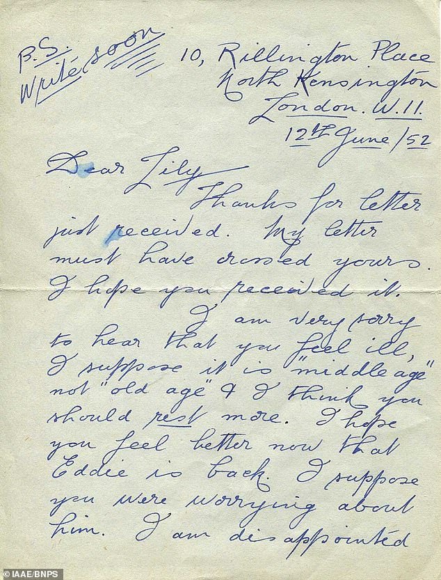 Ethel escribió a su hermana en julio de 1952. Arriba: La primera página de la carta que ha surgido a la venta