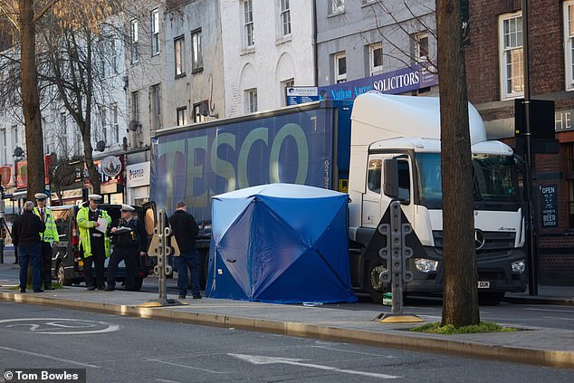 Pedestriano muerto despues de 39fue golpeada por Tesco Lorry39 en