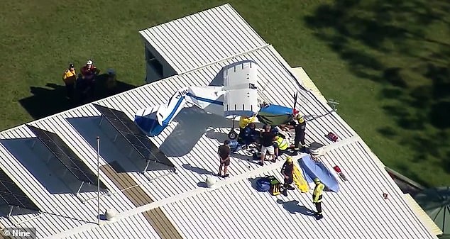 No está claro qué causó el choque o cómo terminó el avión en el techo.