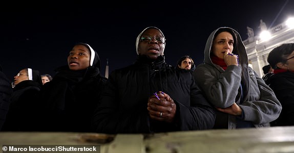 Crédito obligatorio: Foto de Marco Iacobucci/Shutterstock (15177828ap) Un grupo de monjas en el octavo día, recita el santo rosario del Papa Francisco en la exploración de la basílica de San Pedro. Papa hospitalizado en el Policlínico Gemelli para la neumonía. El cardenal Robert Prevost lidera la recitación del Rosario Santo para el Papa Francisco, Ciudad del Vaticano, Italia - 03 de marzo de 2025