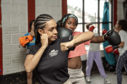 "Realmente ayudan a mi hijo interior": cómo el fundador de una ONG de boxeo colombiano encontró consuelo en su propio pasado