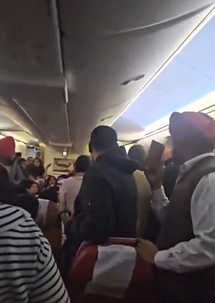 Pasajeros a bordo del vuelo Air India donde 11 de los 12 baños se bloquearon durante el vuelo de 10 horas