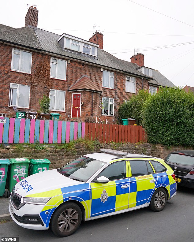 Un automóvil policial estacionado fuera de la casa en Costock Avenue en Nottingham después de la tragedia