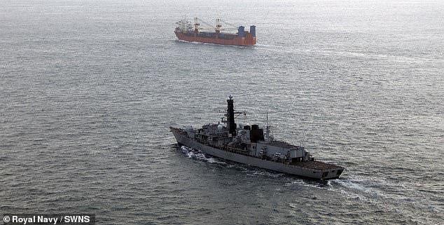 Royal Navy Fiata HMS Somerset monitorea el líder de la nave comercial rusa en el canal, parte de una operación de tres días vigilando en un grupo de tareas ruso que pasa el Reino Unido