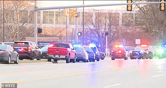 TROY, Mich. (Fox 2) - La policía local está respondiendo a un tirador activo en el Hospital Corewell Health Beaumont en Troy, confirmaron los funcionarios policiales. La policía con la policía de Troy también confirmó que estaban respondiendo a una escena, pero no proporcionó más detalles.