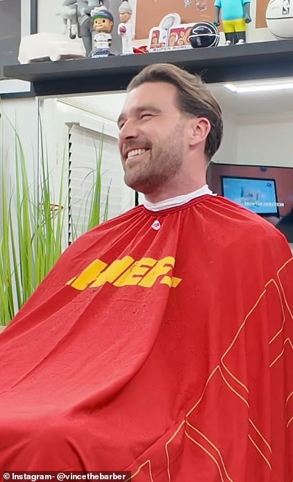 Kelce parecía emocionado con su corte de pelo mientras sonrió antes de salir de la silla