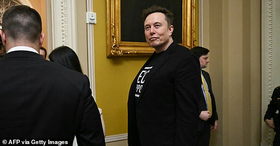 Elon Musk sale después de una reunión a puerta cerrada con el Comité Directivo Republicano del Senado en el Capitolio de los Estados Unidos en Washington, DC, el 5 de marzo de 2025. (Foto de Saul Loeb / AFP) (Foto de Saul Loeb / AFP a través de Getty Images)