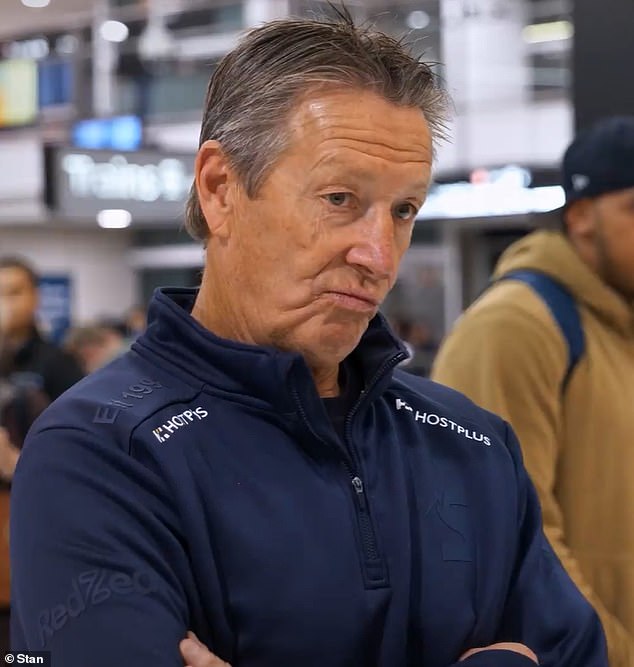 Craig Bellamy está en la foto de un aspecto frustrado esperando su bolso en el aeropuerto de Sydney; pronto se dio cuenta de que fue víctima de una broma del equipo de Melbourne Storm