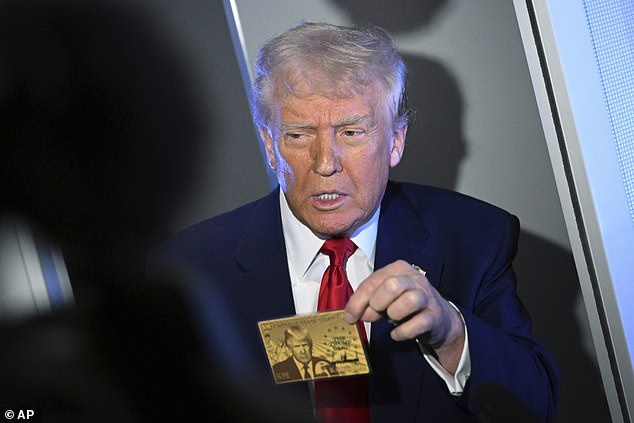 A medida que las tarifas de Trump disparan el mercado del mercado, el banco líder advierte que ahora hay una probabilidad del 60 por ciento de una recesión global 7 Trump también presentó una nueva 'tarjeta de oro', un permiso de residencia en los Estados Unidos para extranjeros que cuestan $ 5 millones (£ 3.9 millones). Mostró un prototipo de la 'tarjeta de triunfo' a los periodistas a bordo de su Fuerza Aérea de Jet Presidencial